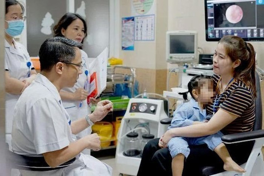 Bé gái bị khối u khổng lồ ở hốc mũi xâm lấn lên não