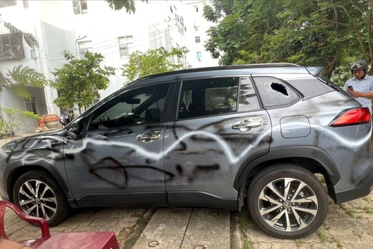 Hai đối tượng xịt sơn, đập phá xe ô tô của người dân