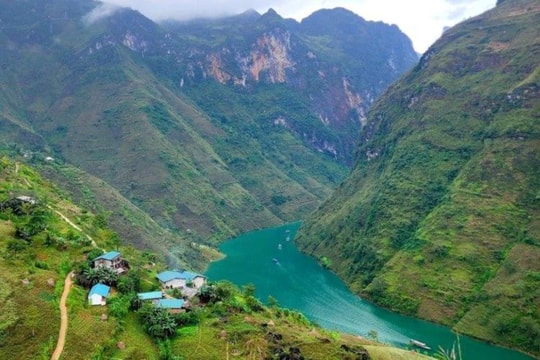 Hà Giang khôi phục tàu chở du khách thăm sông Nho Quế từ hôm nay