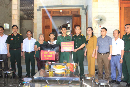Nghệ An: Trao sổ tiết kiệm cho chiến sĩ có hoàn cảnh đặc biệt khó khăn