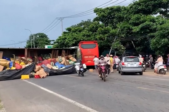 Va chạm với xe khách, xe chở rau lật nhào trên quốc lộ 20