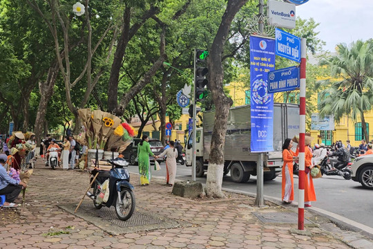 Con phố Phan Đình Phùng vẫn là "thiên đường sống ảo" cực hot trong trời thu Hà Nội
