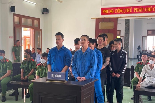 Chém người vì cho rằng bị nhìn đểu, 10 đối tượng lĩnh án