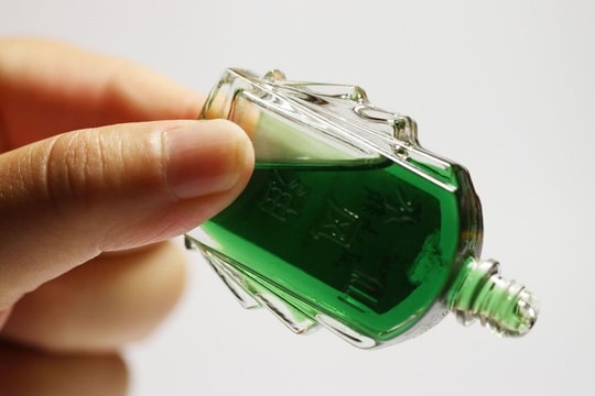 Bỏng giác mạc vì nhầm dầu gió là thuốc nhỏ mắt