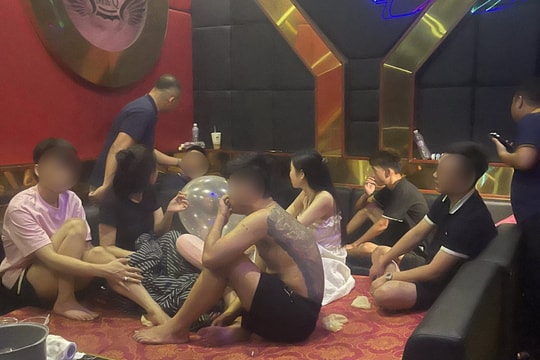 Quảng Ninh: Đột kích quán karaoke nghi tổ chức sử dụng ma tuý