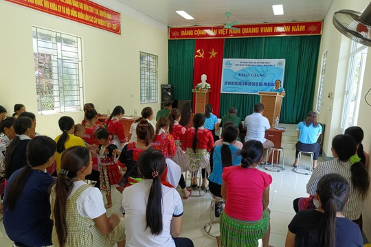 Tổ chức các lớp xóa mù chữ cho đồng bào người Mông ở Mường Lát