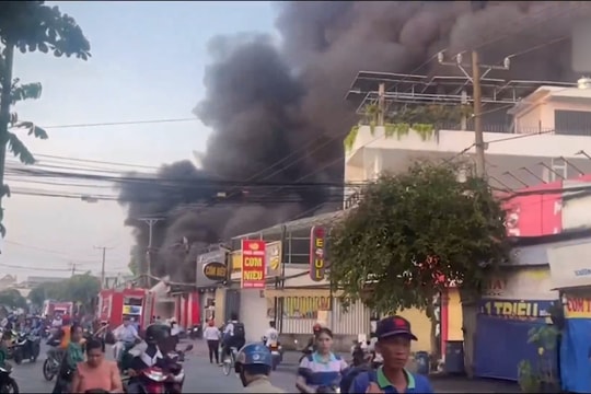 Cháy cửa hàng mua bán xe máy tại Bình Dương