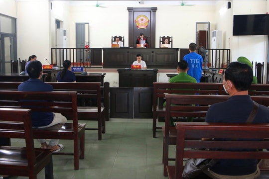 9 tháng tù cho lái xe taxi dù chống người thi hành công vụ