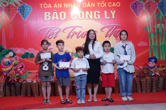 Báo Công lý tổ chức Tết Trung thu cho các cháu thiếu niên nhi đồng