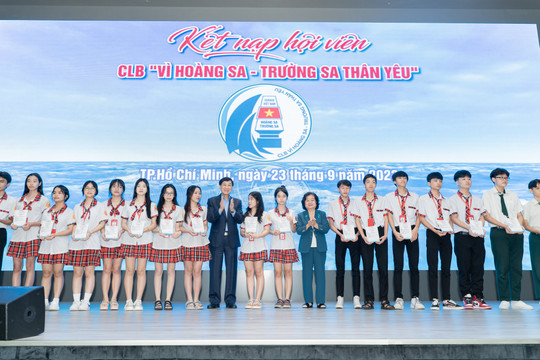 Ông Johnathan Hạnh Nguyễn cùng con gái trao học bổng dự án “Ươm mầm tương lai”