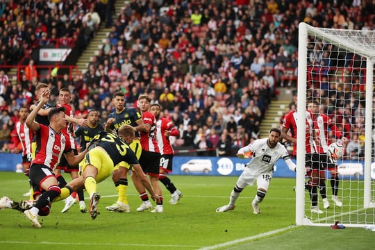 "Hủy diệt" Sheffield United, Newcastle đi vào lịch sử
