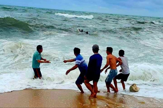 Chìm thuyền, 3 ngư dân ôm can nhựa lênh đênh nhiều giờ trên biển