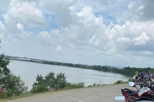 Phát hiện thi thể nam giới đang phân hủy trên sông Mã