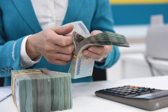 Lãi suất tiết kiệm tại các ngân hàng liên tục giảm sâu