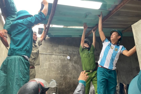 Kịp thời giúp dân khắc phục hậu quả sau giông lốc