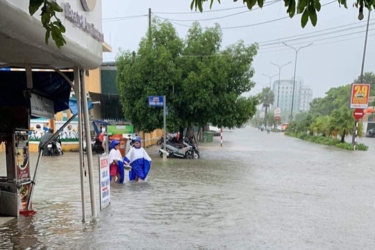 Mưa lớn khiến nhiều tuyến đường ở Huế bị ngập nặng