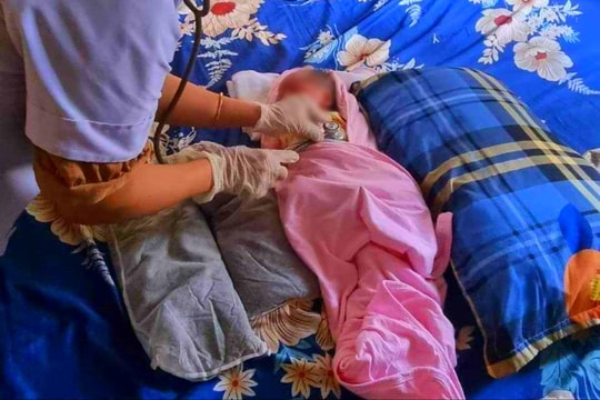 Bé gái khoảng 7 ngày tuổi bị bỏ rơi cùng lời nhắn nhờ chăm sóc giúp