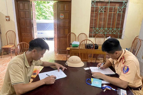 Giáo viên dạy lái xe bị xử phạt vì "không nhường đường cho xe ưu tiên"