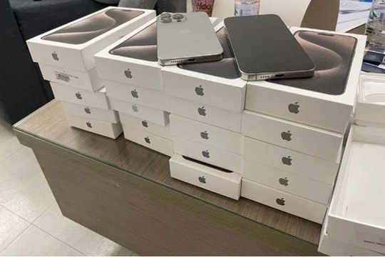 Phát hiện 2 lô hàng Iphone 15 Pro Max nhập lậu qua sân bay Tân Sơn Nhất