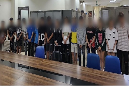 Khởi tố vụ án “Giết người” với nhóm quái xế nổ súng, ném chai thuỷ tinh trên phố Hà Nội