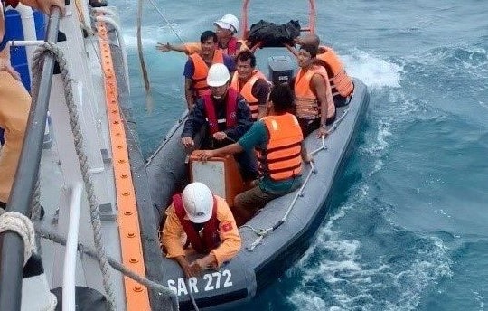 Cứu thành công 10 ngư dân Bạc Liêu gặp nạn trên biển