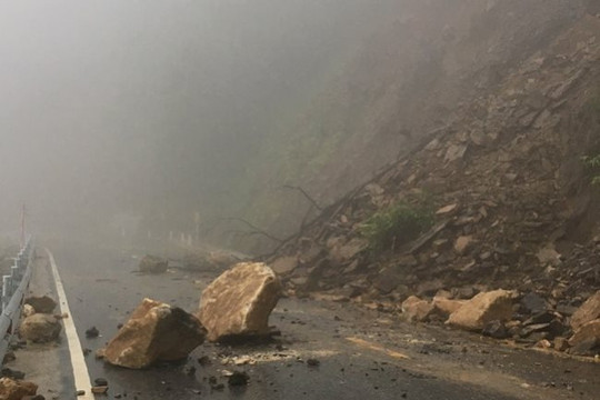 Hà Tĩnh: Mưa lớn, nhiều tuyến đường bị sạt lở, ngập sâu trong nước