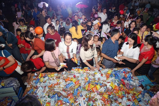 Mang 'Vầng trăng yêu thương' đến với trẻ em nghèo Nghệ An