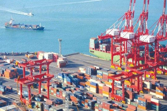 Cán cân thương mại hàng hóa thặng dư gần 20 tỷ USD
