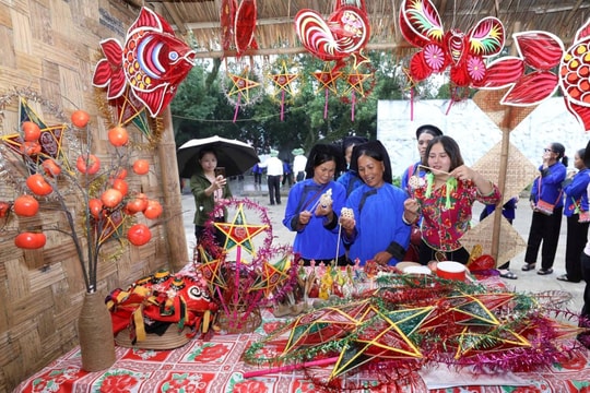 Phiên chợ giữa mùa trăng