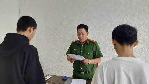 Khởi tố 2 đối tượng chống người thi hành công vụ