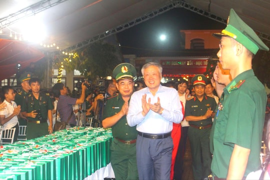 Đồng chí Nguyễn Hòa Bình dự Chương trình “Biên cương - Đêm hội trăng rằm”
