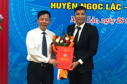 Trao quyết định bổ nhiệm chức vụ Phó Chánh án TAND huyện Ngọc Lặc