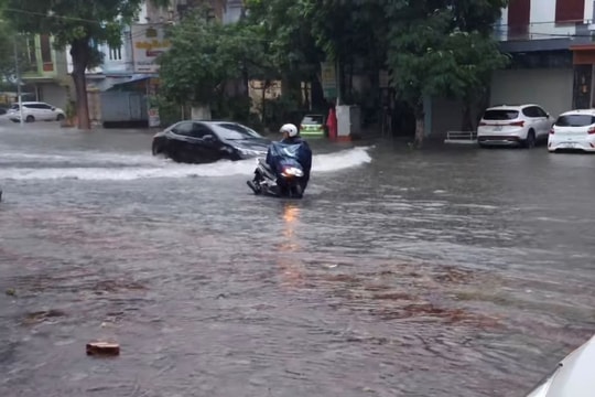 Nhiều tuyến đường tại Thanh Hóa ngập trong biển nước