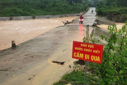 Thanh Hóa: 1 người bị lũ cuốn, 4 người bị mắc kẹt trong rừng do mưa bão