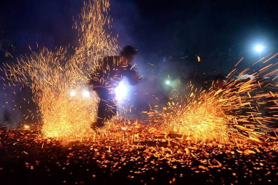 Lễ nhảy lửa của người Pà Thẻn là di sản văn hóa phi vật thể quốc gia