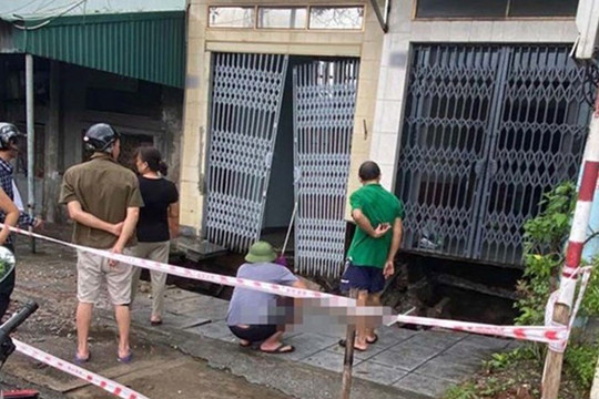 Xuất hiện hố "tử thần" trước cửa nhà dân