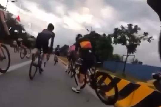 Đoàn xe đạp vi phạm giao thông, đe dọa hành hung tài xế ô tô