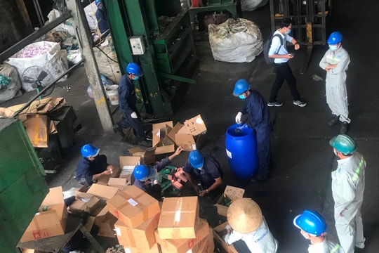 TP.HCM: Tiêu huỷ gần 10.000 bao thuốc lá lậu