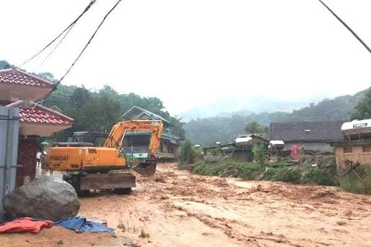 Thủ tướng chỉ đạo tập trung ứng phó và khắc phục hậu quả mưa lũ theo phương châm 'bốn tại chỗ'