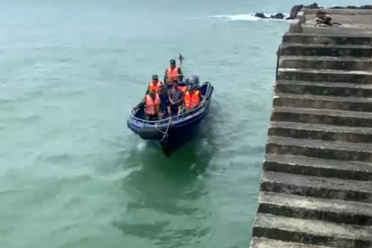 Cứu sống ba ngư dân bị đắm tàu ở biển Cô Tô