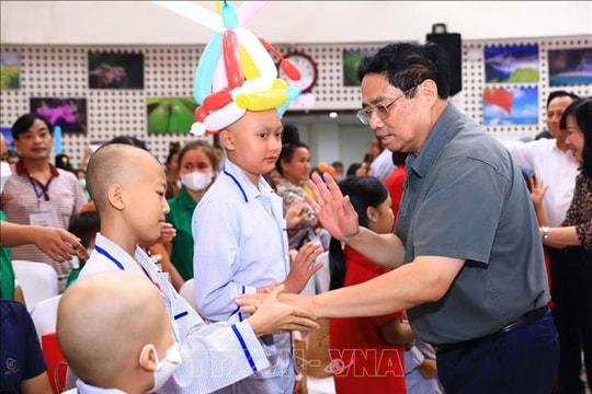 Thủ tướng Phạm Minh Chính vui Tết Trung thu cùng các bệnh nhi có hoàn cảnh khó khăn