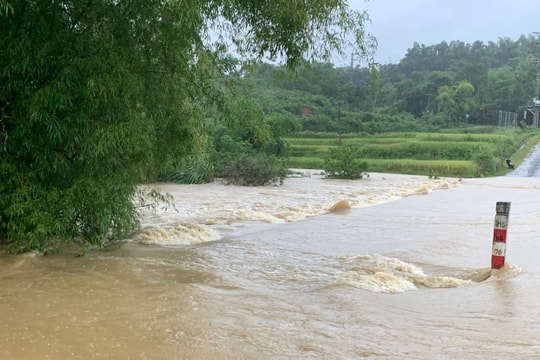 Liều mình qua suối, 2 vợ chồng bị nước lũ cuốn trôi