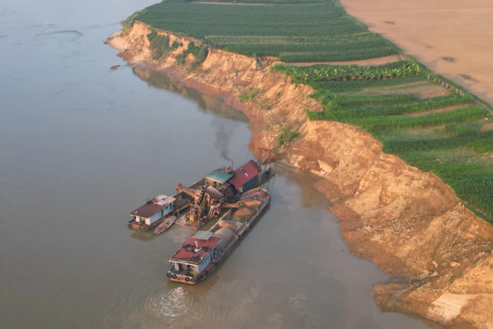 Tuyên Quang: Cần kiểm tra việc khai thác cát sỏi gây sạt lở bên dòng sông Lô