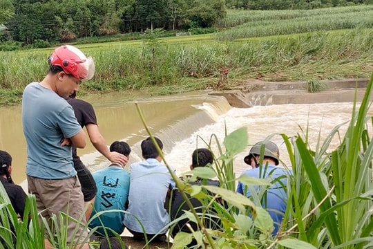 Khẩn trương tìm kiếm học sinh lớp 8 bị lũ cuốn trôi