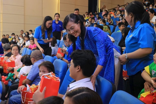 Vui Trung thu cùng con em công nhân lao động, trẻ mồ côi, khuyết tật