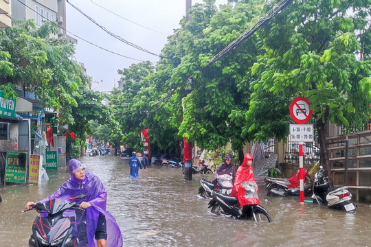 Hà Nội mưa lớn kéo dài, nhiều tuyến phố ngập sâu