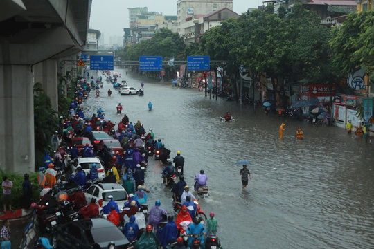 Hà Nội: Phố biến thành 'sông' sau cơn mưa lớn, đường phố tắc nghẽn