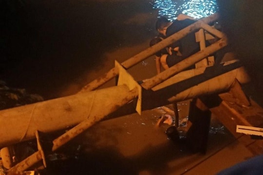 Cứu vớt cô gái trẻ nhảy cầu Am xuống kênh