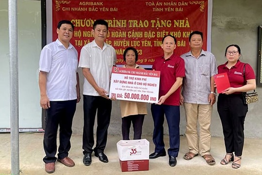 TAND tỉnh Yên Bái trao kinh phí hỗ trợ làm nhà cho hộ nghèo ở Lục Yên