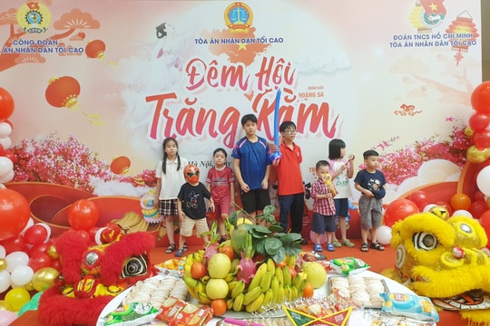 Công đoàn TANDTC tổ chức Tết Trung thu cho các cháu thiếu nhi